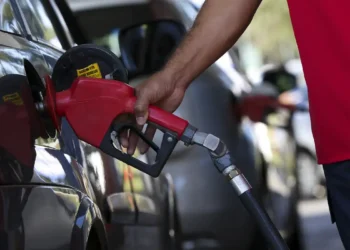 Petrobras anuncia aumento na gasolina, mas subsídio federal reduz impacto nas bombas em Minas Gerais
