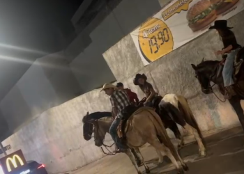 VÍDEO: Cavaleiros viralizam em drive-thru do McDonald’s em Passos