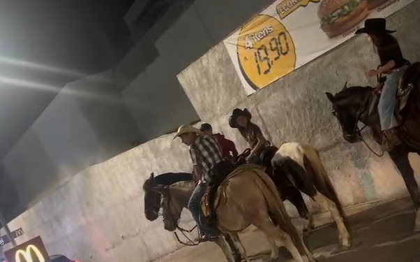 VÍDEO: Cavaleiros viralizam em drive-thru do McDonald’s em Passos