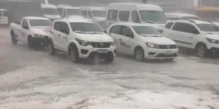 VÍDEO I URGENTE: Tempestade com granizo provoca enxurradas e causa transtornos em cidades do Sul de Minas