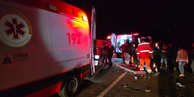 Capotamento fatal e colisão entre veículos mobilizam equipes de resgate