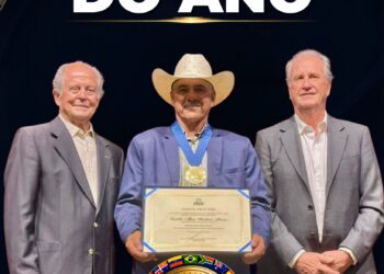 Deputado Emidinho Madeira é homenageado como “Político do Ano” durante evento da ExpoZebu 2026
