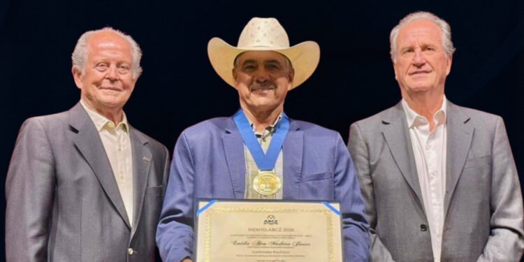 Deputado Emidinho Madeira é homenageado como “Político do Ano” durante evento da ExpoZebu 2026