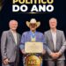 Deputado Emidinho Madeira é homenageado como “Político do Ano” durante evento da ExpoZebu 2026