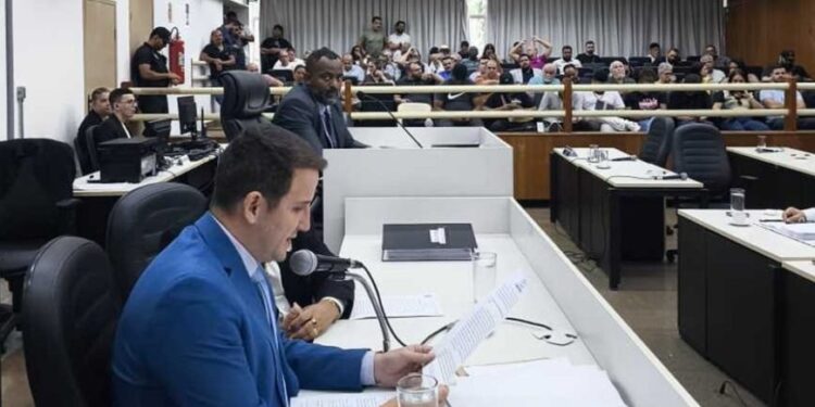 Câmara vota impeachment do prefeito de GV 