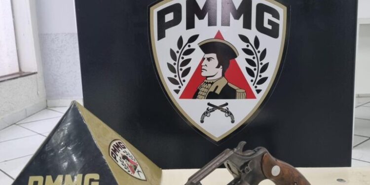 Suspeito tenta fugir da PM, mas acaba preso por porte ilegal de arma de fogo