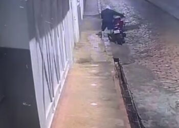 VÍDEO | Motocicleta é furtada durante a madrugada em Muzambinho; ação é flagrada por câmeras