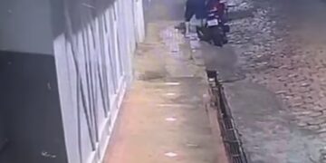 VÍDEO | Motocicleta é furtada durante a madrugada em Muzambinho; ação é flagrada por câmeras