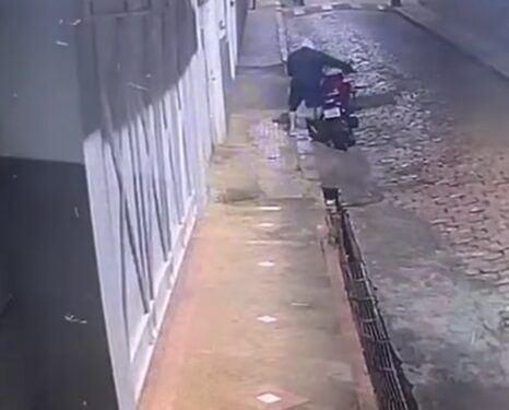 VÍDEO | Motocicleta é furtada durante a madrugada em Muzambinho; ação é flagrada por câmeras