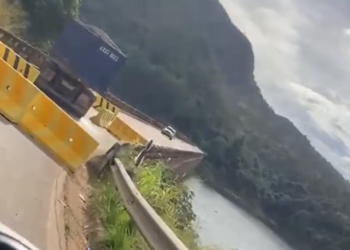 VÍDEO: Caminhão fura a barreira na Ponte Torta