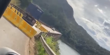 VÍDEO: Caminhão fura a barreira na Ponte Torta