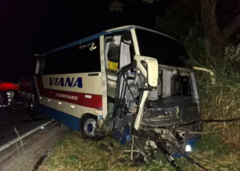 Batida entre ônibus de turismo e caminhonete deixa feridos graves na MG-050