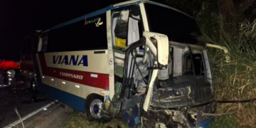 Batida entre ônibus de turismo e caminhonete deixa feridos graves na MG-050