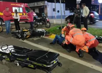Colisão entre motocicletas deixa dois feridos em cruzamento de Alfenas