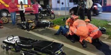 Colisão entre motocicletas deixa dois feridos em cruzamento de Alfenas