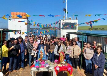Barqueata celebra tradição e reúne público no Barranco Alto, em Alfenas