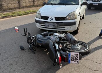 Colisão entre carro e motocicleta mobiliza Corpo de Bombeiros; motociclista é encaminhado ao hospital