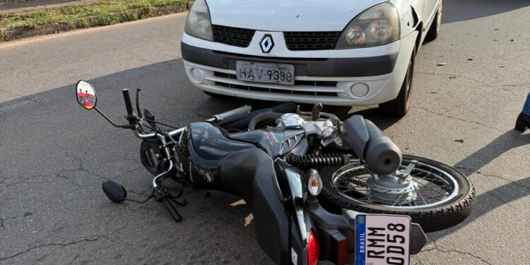 Colisão entre carro e motocicleta mobiliza Corpo de Bombeiros; motociclista é encaminhado ao hospital