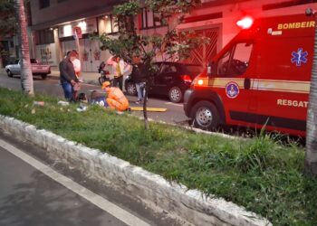 Motociclista fica ferida após perder controle da moto e atingir canteiro central em Alfenas