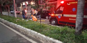 Motociclista fica ferida após perder controle da moto e atingir canteiro central em Alfenas