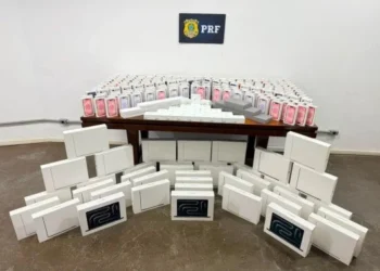 PRF apreende mais de 300 produtos da Apple avaliados em R$ 3 milhões na BR-381; Veículo utilizado para transporte possuía dispositivos que simulavam viatura policial.
