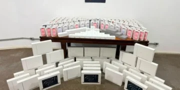 PRF apreende mais de 300 produtos da Apple avaliados em R$ 3 milhões na BR-381; Veículo utilizado para transporte possuía dispositivos que simulavam viatura policial.