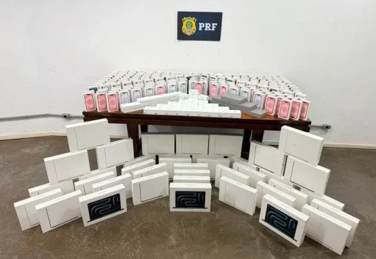 PRF apreende mais de 300 produtos da Apple avaliados em R$ 3 milhões na BR-381; Veículo utilizado para transporte possuía dispositivos que simulavam viatura policial.