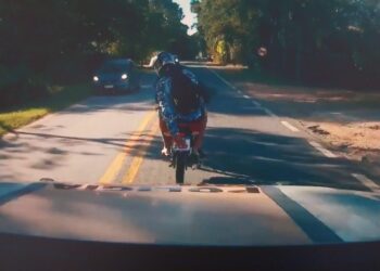 Jovem é preso, menor apreendido e motocicleta é recolhida após fuga, adulteração de placa e direção perigosa na MG-173
