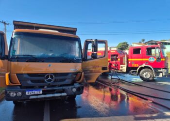 Incêndio em caminhão na MG-050 é controlado pelos Bombeiros e evita tragédia com carga de bovinos