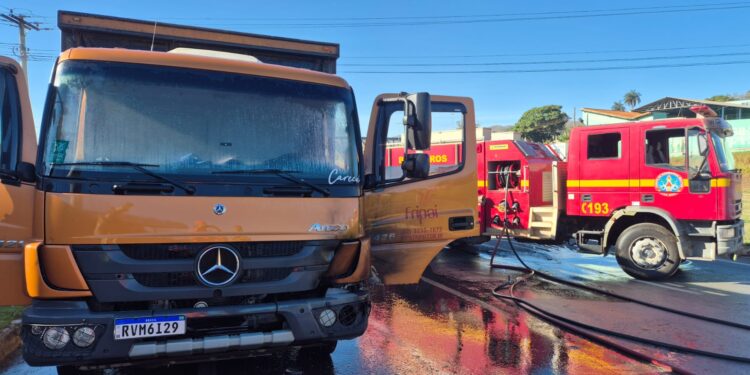 Incêndio em caminhão na MG-050 é controlado pelos Bombeiros e evita tragédia com carga de bovinos