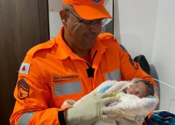 Bombeiros auxiliam mãe em parto domiciliar e realizam primeiros cuidados com recém-nascido