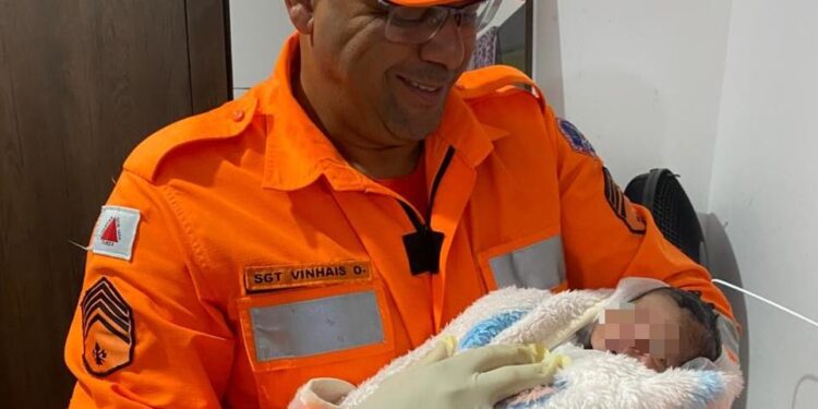 Bombeiros auxiliam mãe em parto domiciliar e realizam primeiros cuidados com recém-nascido