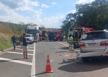 VÍDEO I URGENTE: Colisão entre caminhões e SW4 deixa três feridos na MG-050