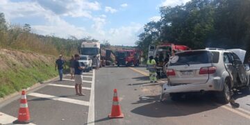 VÍDEO I URGENTE: Colisão entre caminhões e SW4 deixa três feridos na MG-050