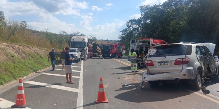 VÍDEO I URGENTE: Colisão entre caminhões e SW4 deixa três feridos na MG-050