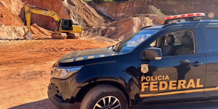 Polícia Federal interrompe extração ilegal de areia e apreende maquinário em fazenda