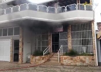 VÍDEO: Princípio de incêndio atinge clínica médica e mobiliza Corpo de Bombeiros