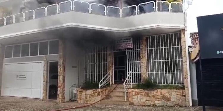 VÍDEO: Princípio de incêndio atinge clínica médica e mobiliza Corpo de Bombeiros