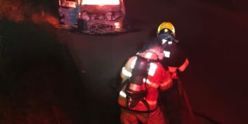 Carro pega fogo após colisão com caminhão na rodovia entre Piumhi e São Roque de Minas