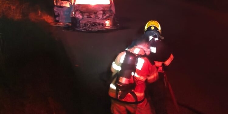Carro pega fogo após colisão com caminhão na rodovia entre Piumhi e São Roque de Minas