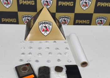 Jovem é preso com porções de droga e materiais do tráfico durante operação policial no Sul de Minas