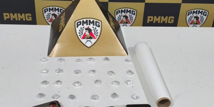 Jovem é preso com porções de droga e materiais do tráfico durante operação policial no Sul de Minas