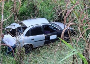 Carro capota e cai em ribanceira na MG-179 entre Machado e Alfenas; cinco pessoas ficaram feridas