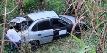 Carro capota e cai em ribanceira na MG-179 entre Machado e Alfenas; cinco pessoas ficaram feridas