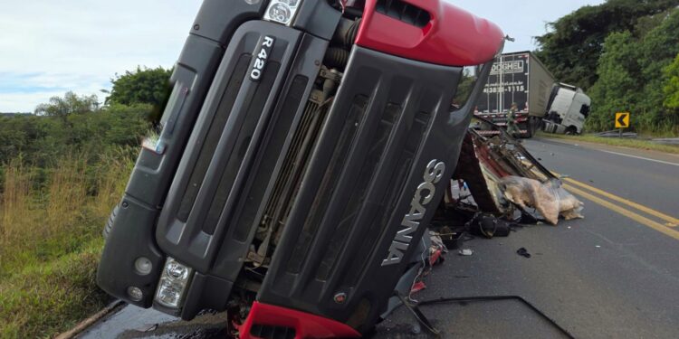 Acidente entre duas carretas deixa motorista ferida e interdita a MG-050 entre Piumhi e Capitólio