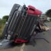 Acidente entre duas carretas deixa motorista ferida e interdita a MG-050 entre Piumhi e Capitólio