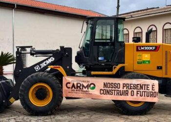 Carmo do Rio Claro amplia frota e recebe nova pá carregadeira para reforçar serviços no município