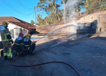 VÍDEO: Incêndio atinge tanques de diesel em empresa de mineração