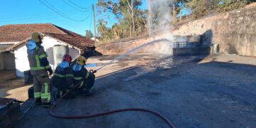 VÍDEO: Incêndio atinge tanques de diesel em empresa de mineração