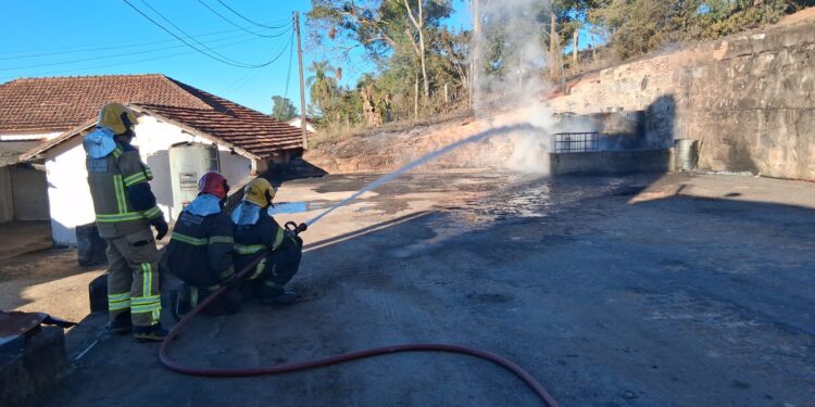 VÍDEO: Incêndio atinge tanques de diesel em empresa de mineração